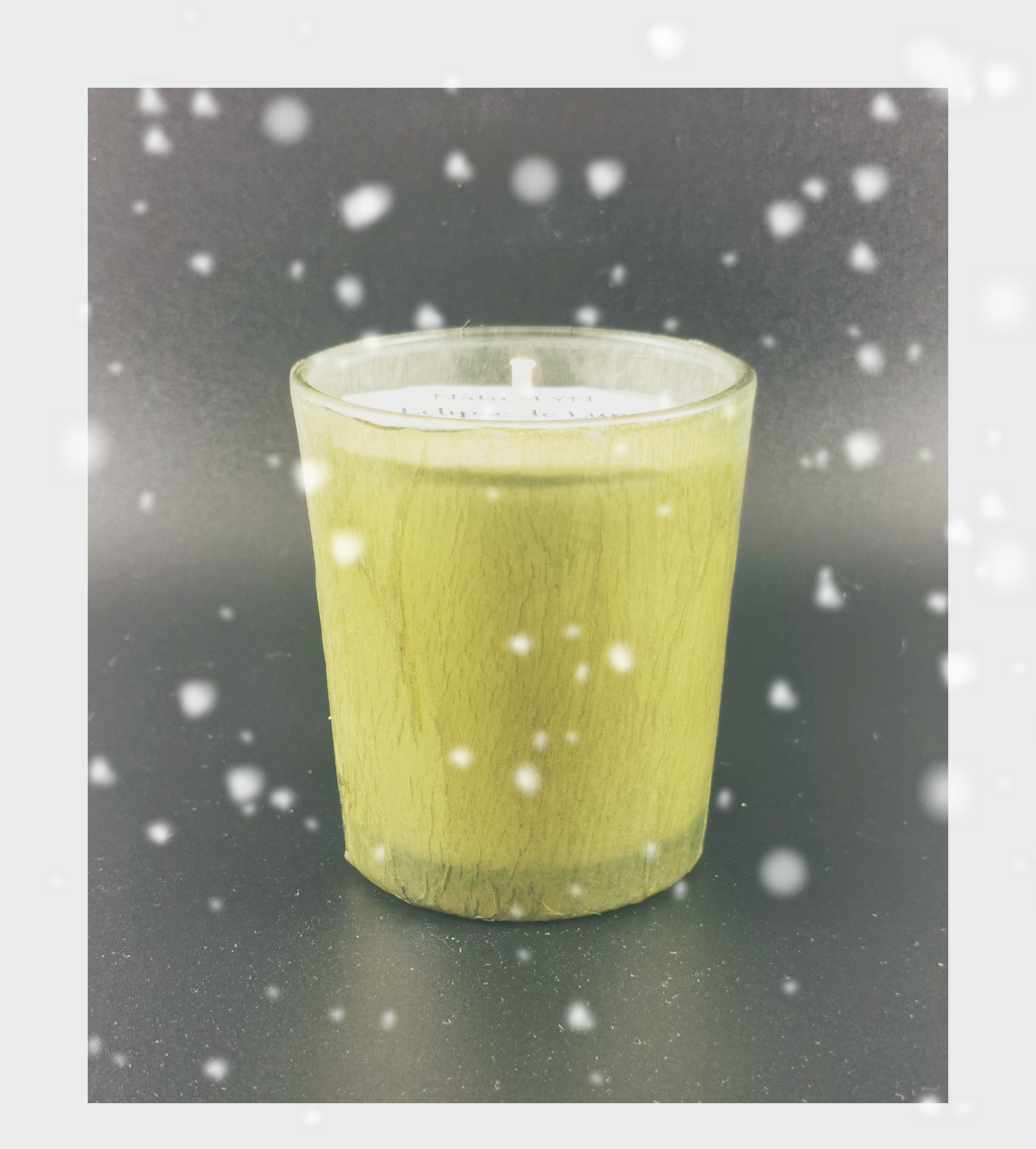 Petite bougie de 90 ml dans un contenant en verre de couleur verte