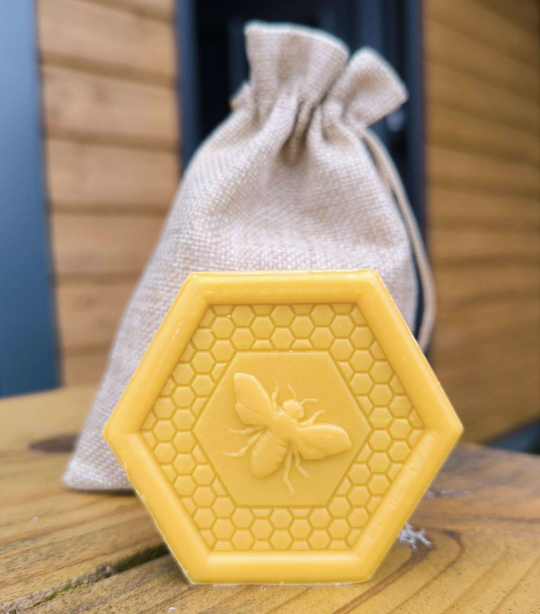 Savon au miel et son sac en toile de jute