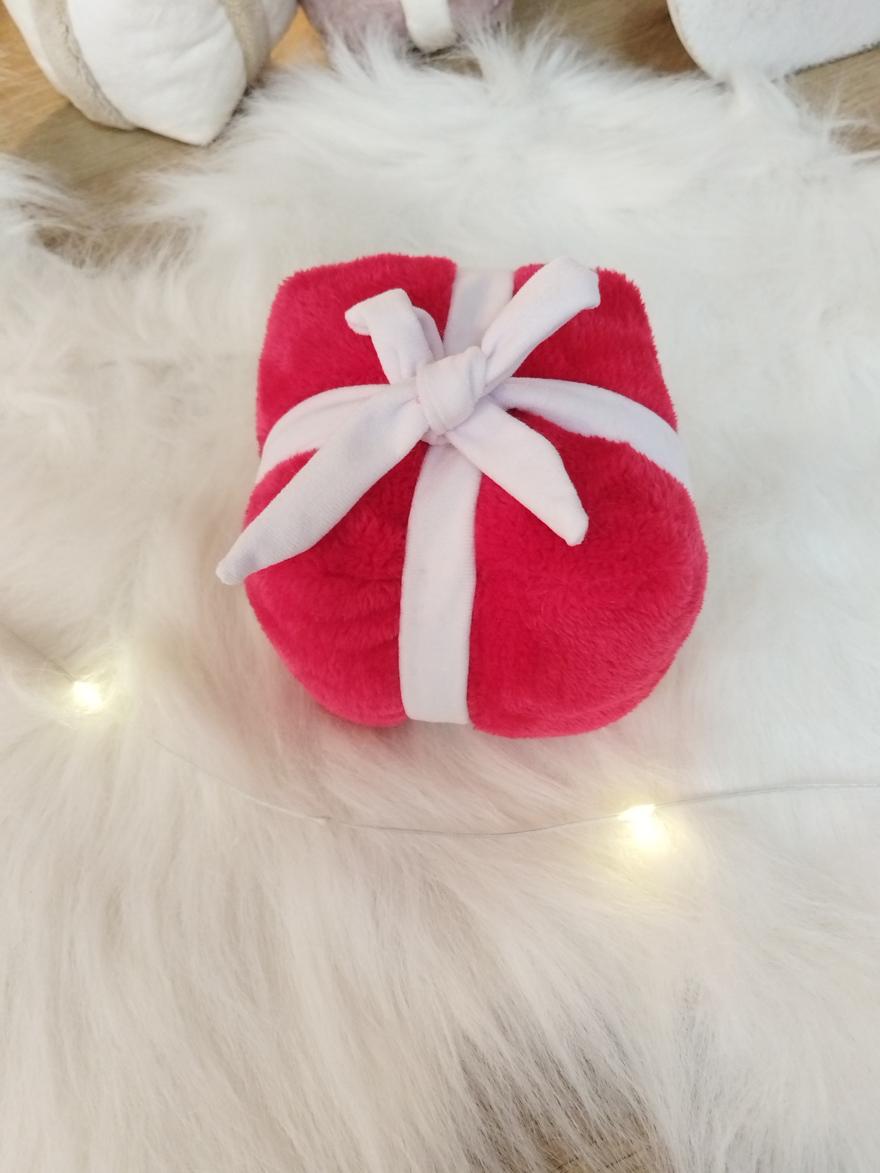 Jouet en forme de Cadeau - Pilou Rouge