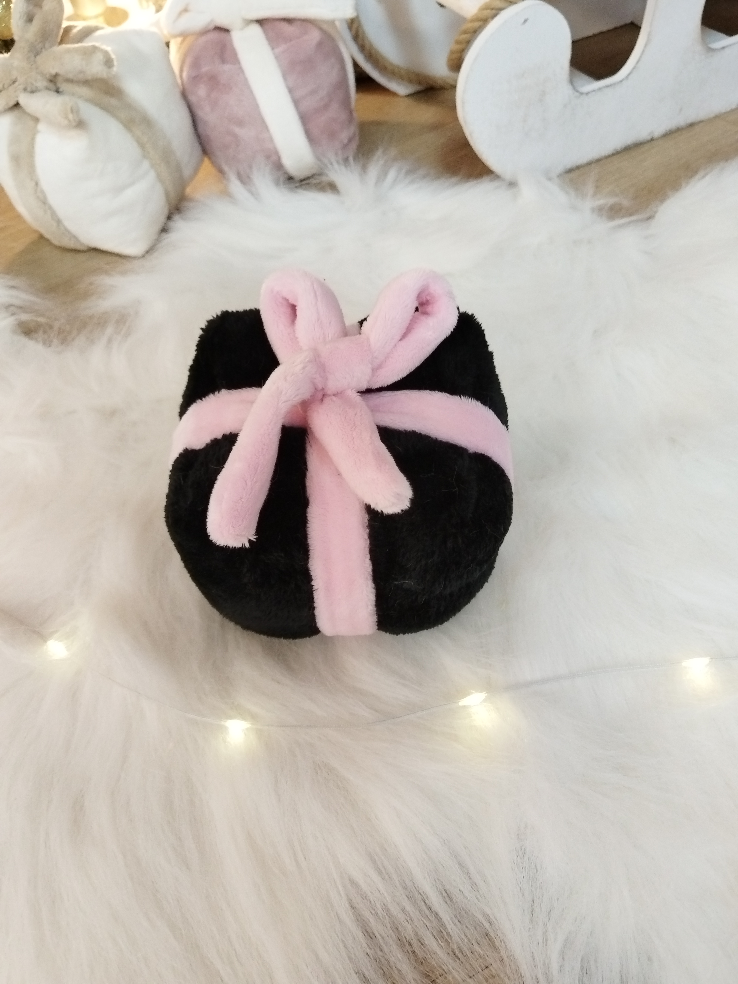 Jouet en forme de Cadeau - Pilou Noir