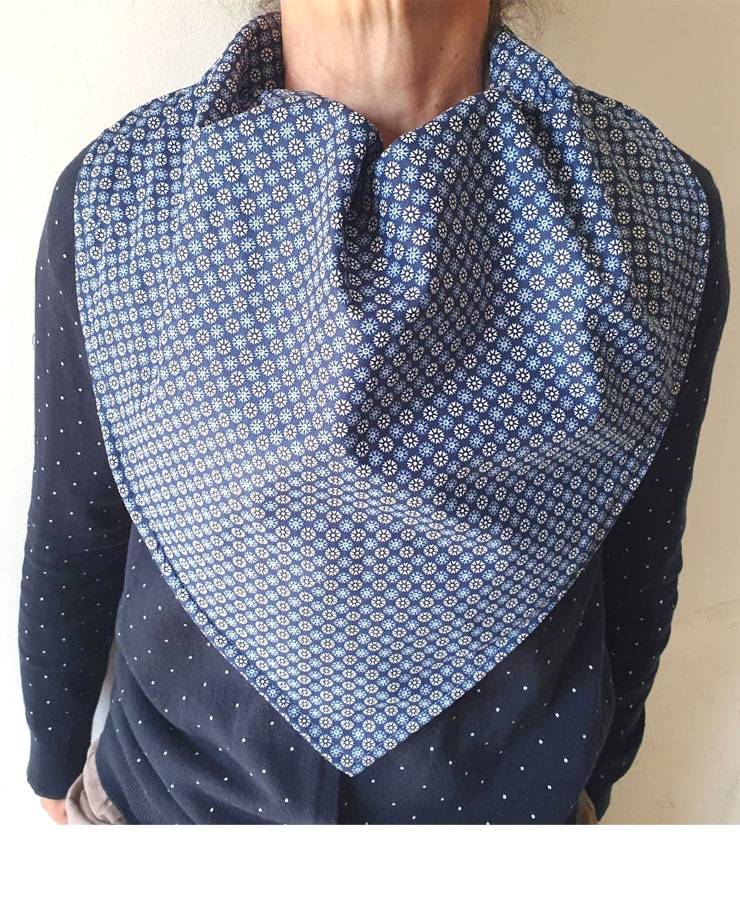 BABERO BANDANA GRANDE TALLA COPOS AZULES