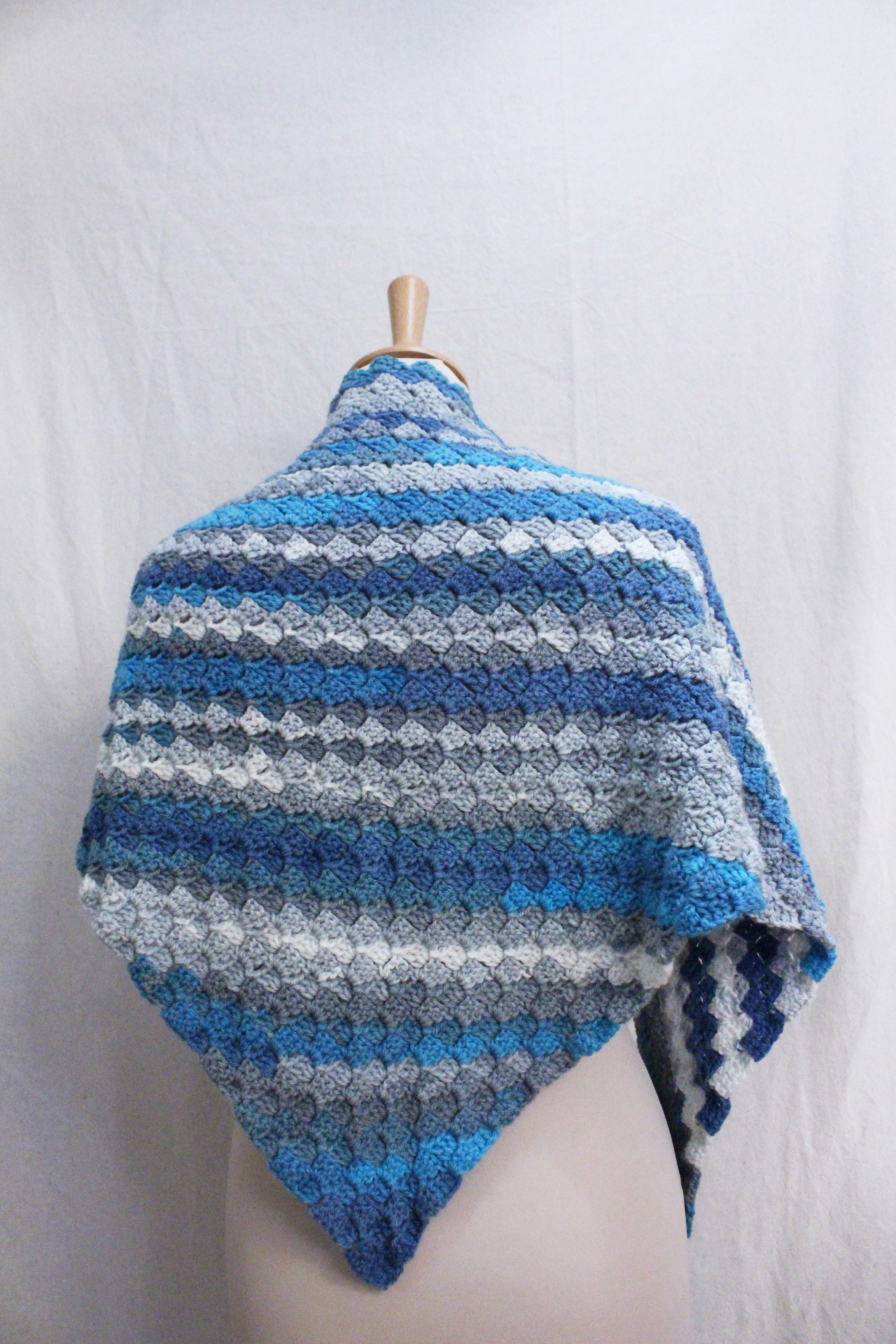 Châle au crochet bleu rayé