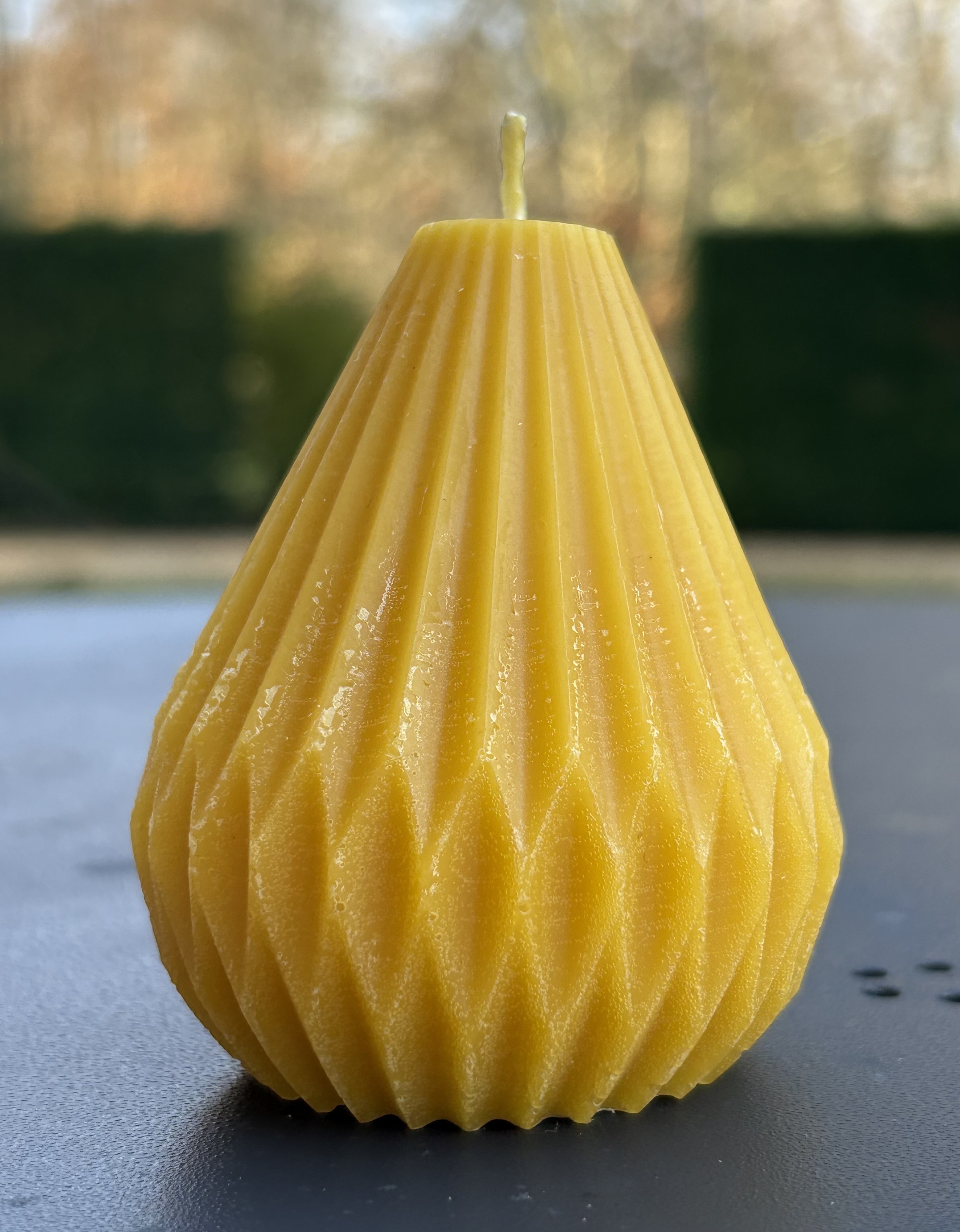 Bougie en forme de poire sculptée