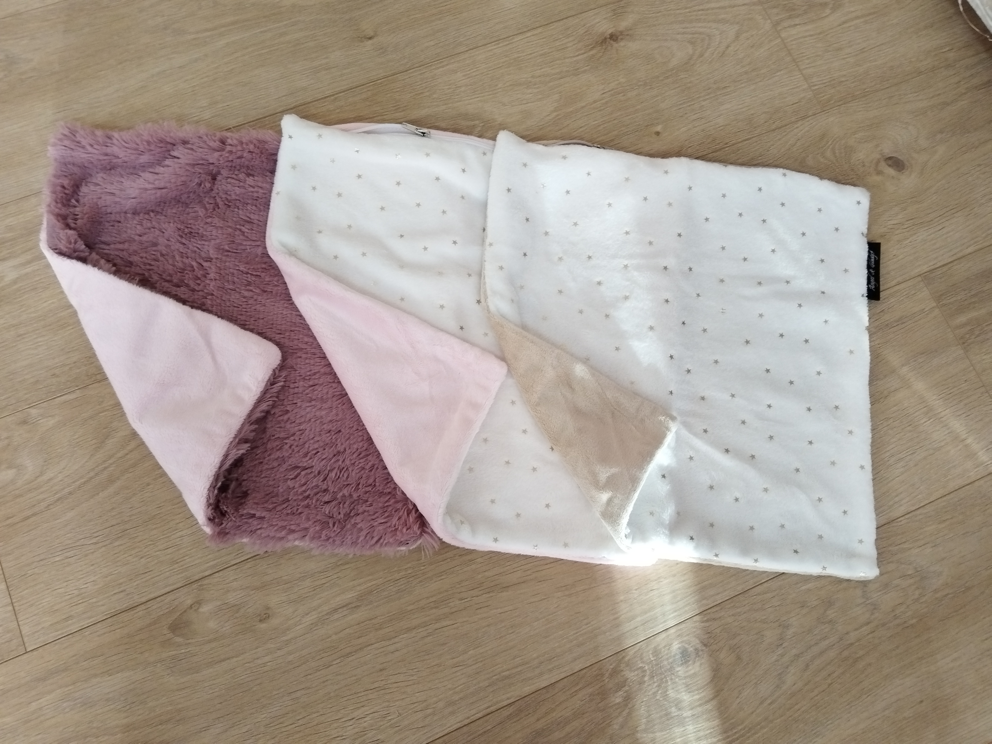 Housse pour coussin Divan T1 - Violine et rose, étoiles dorées : rose et caramel