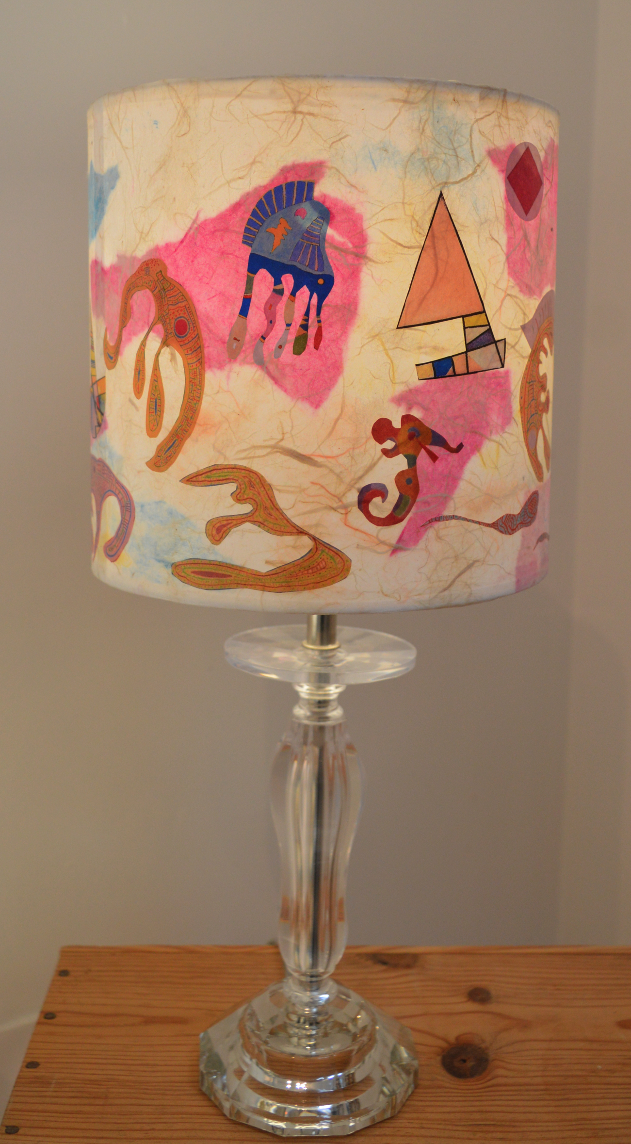 Abat-jour art abstrait, fond marin rose.