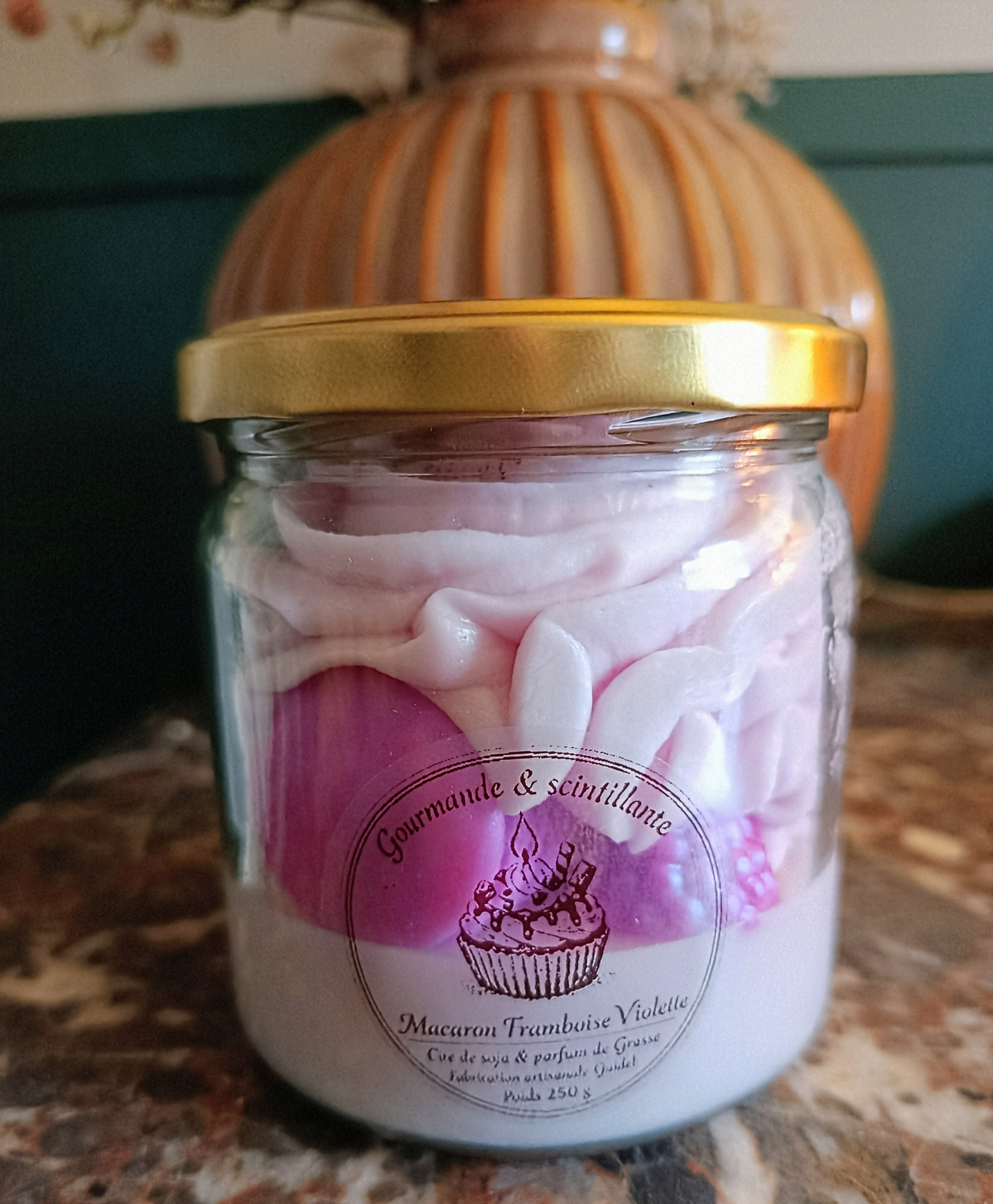 bougie gourmande macaron framboise et violette 250g