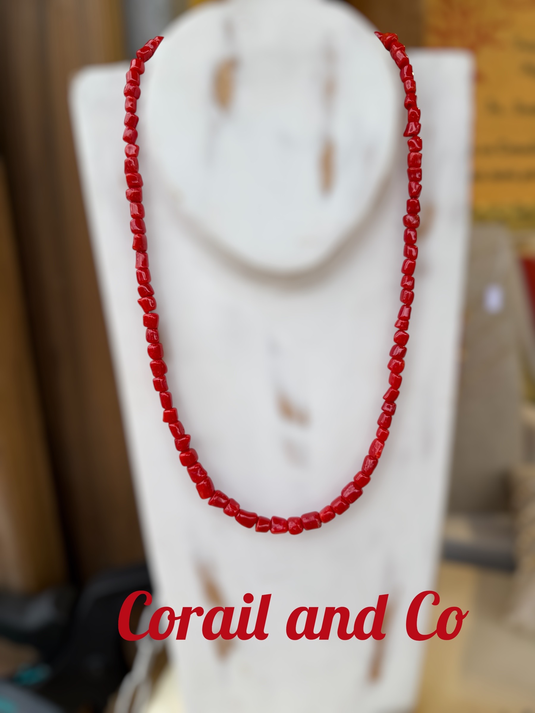 Collier long tonneau irrégulier en corail 