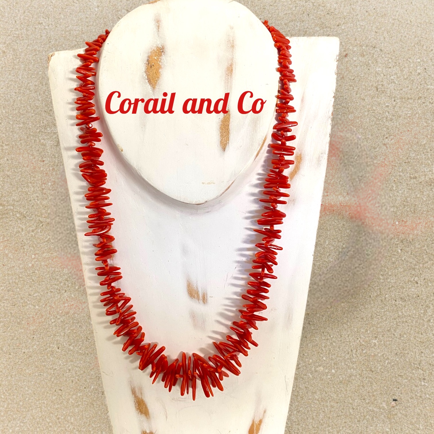 c ) Collier long en corail rouge traditionnel