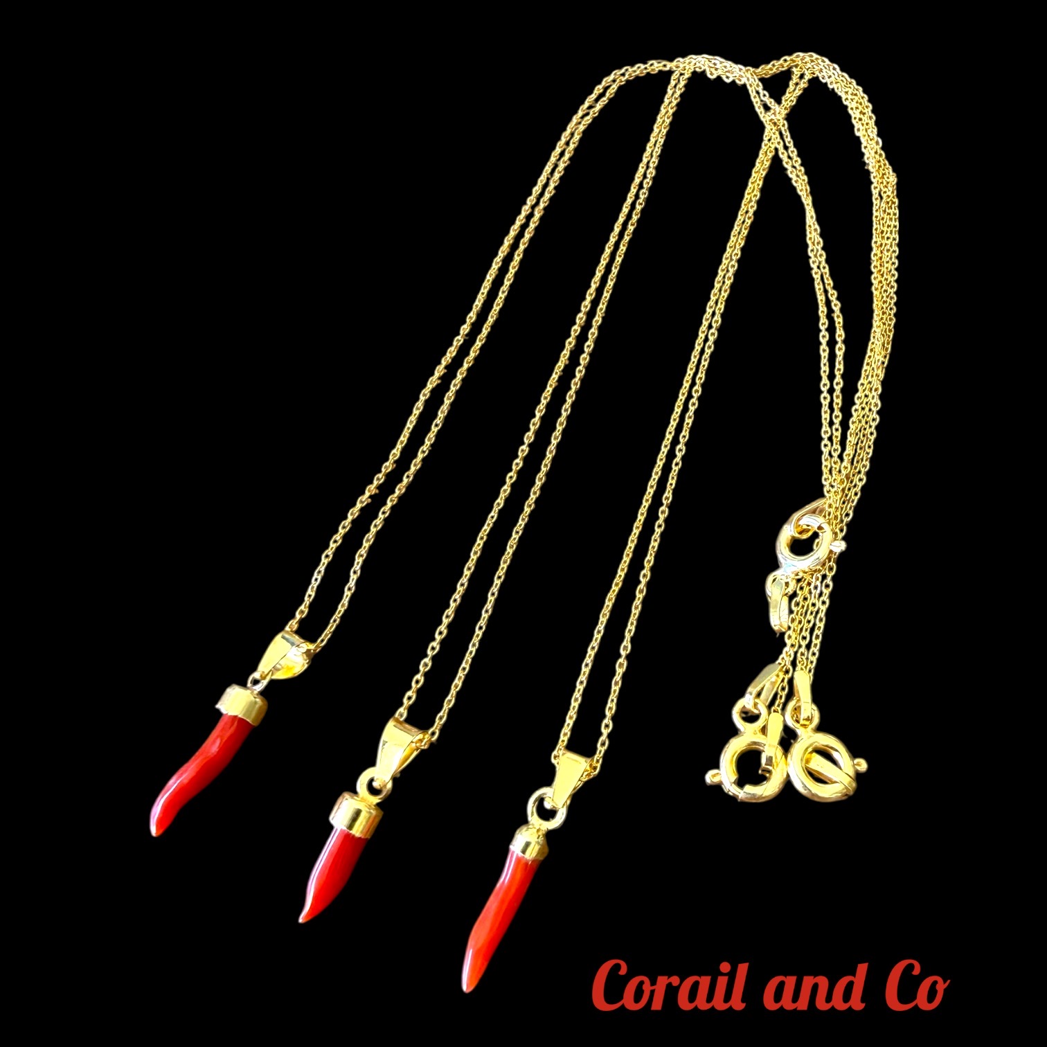 Collier petite corne d'abondance en corail avec chaine fine plaqué or 