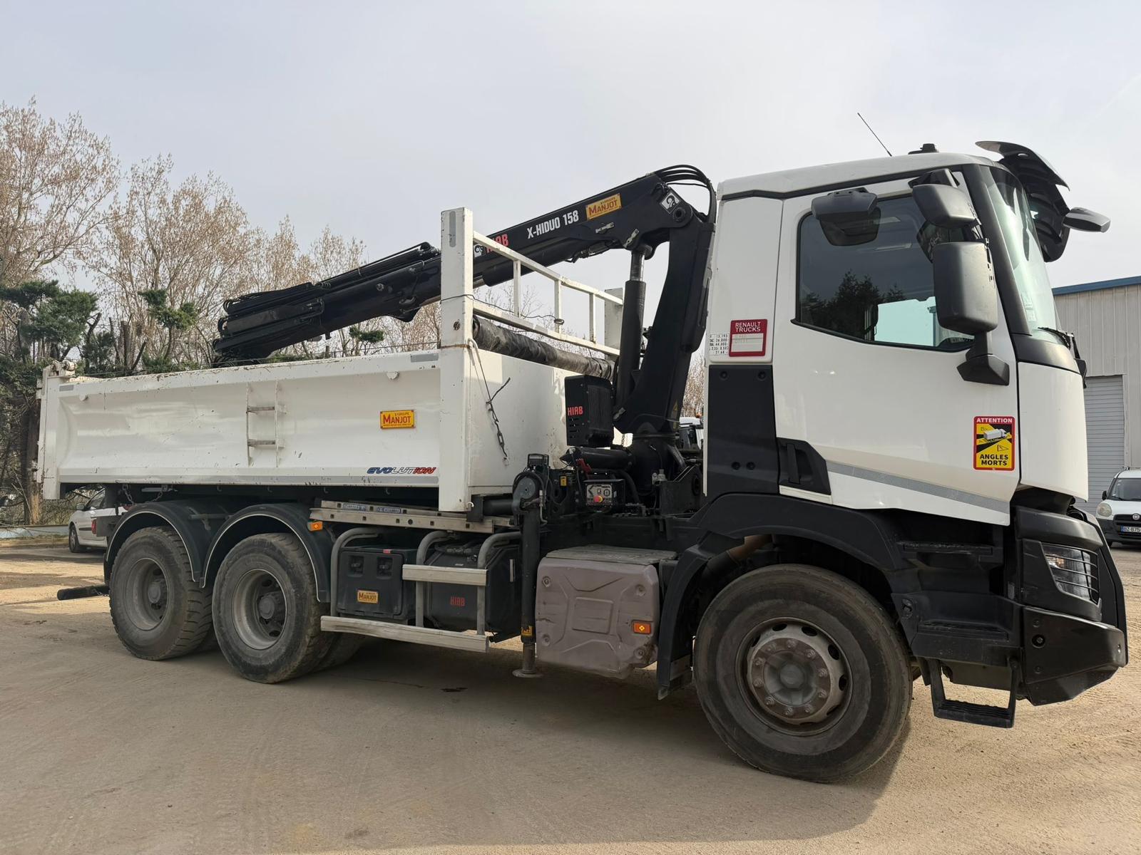 6x4 Benne avec grue HIAB / Année 2021