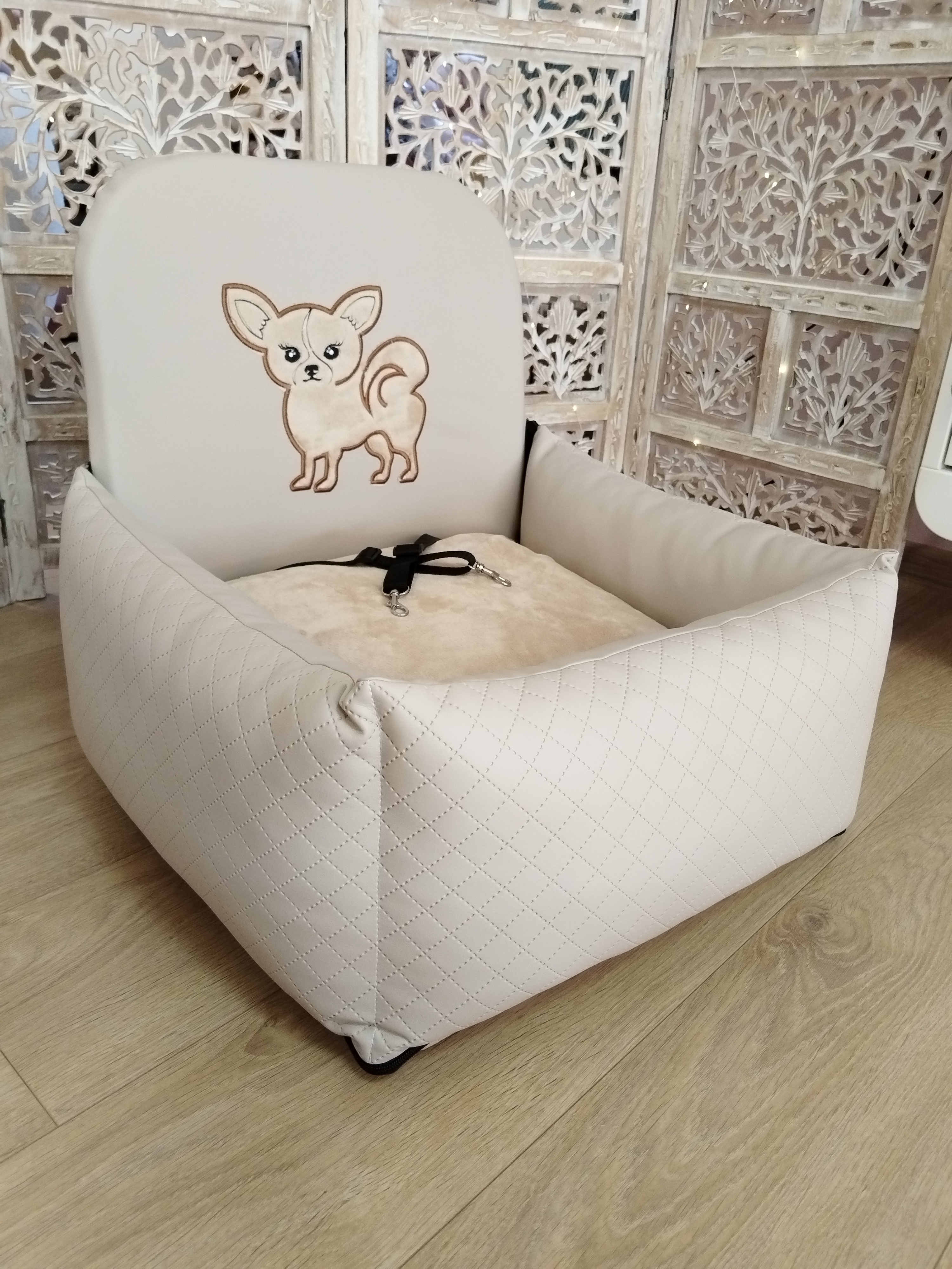 Cosy Car Latte Chihuahua