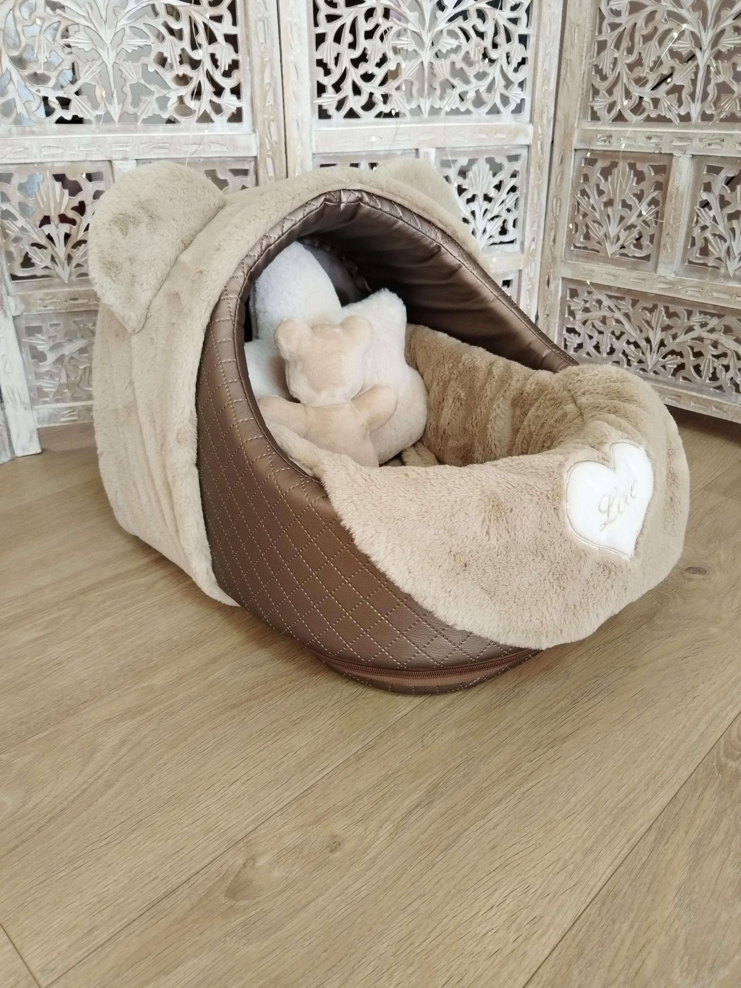 Le Softygloo marron et ses accessoires Rayon d'Aube Lisse