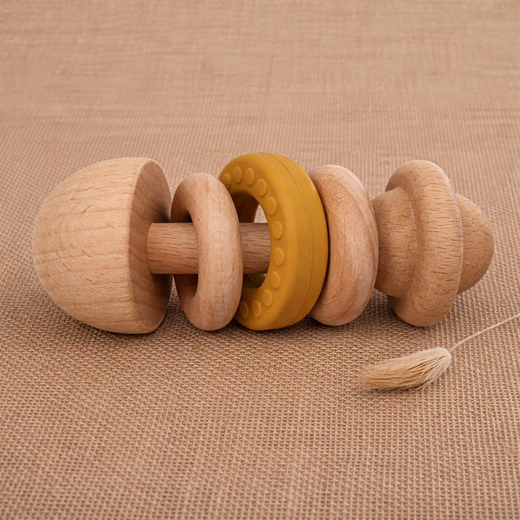 Hochet en bois et silicone - Moutarde