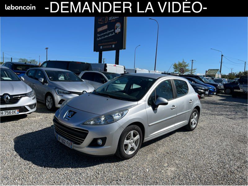 Peugeot 207 1.4vti 95ch Premium 5p Entretien complet effectuer