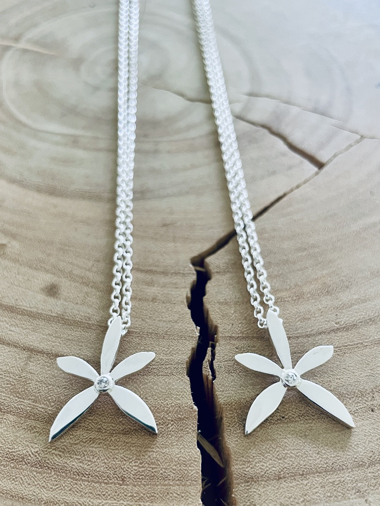 Vanilla flower diamond necklace