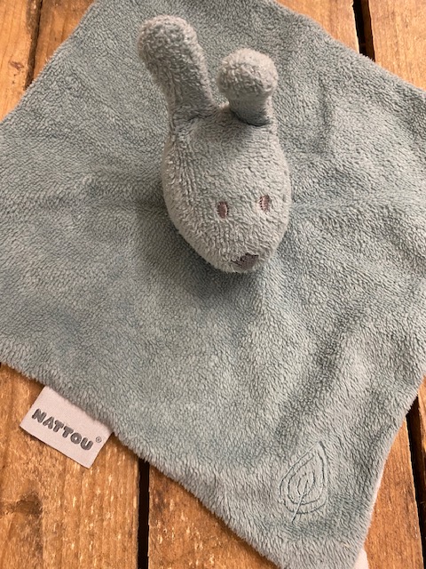 Doudou lapin vert carré éponge - NATTOU