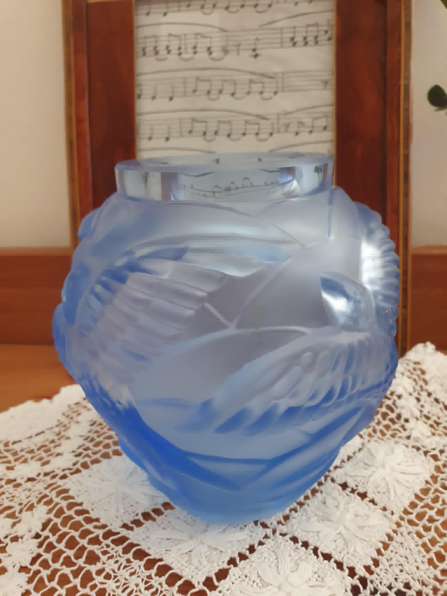 Vase bleu en verre moulé