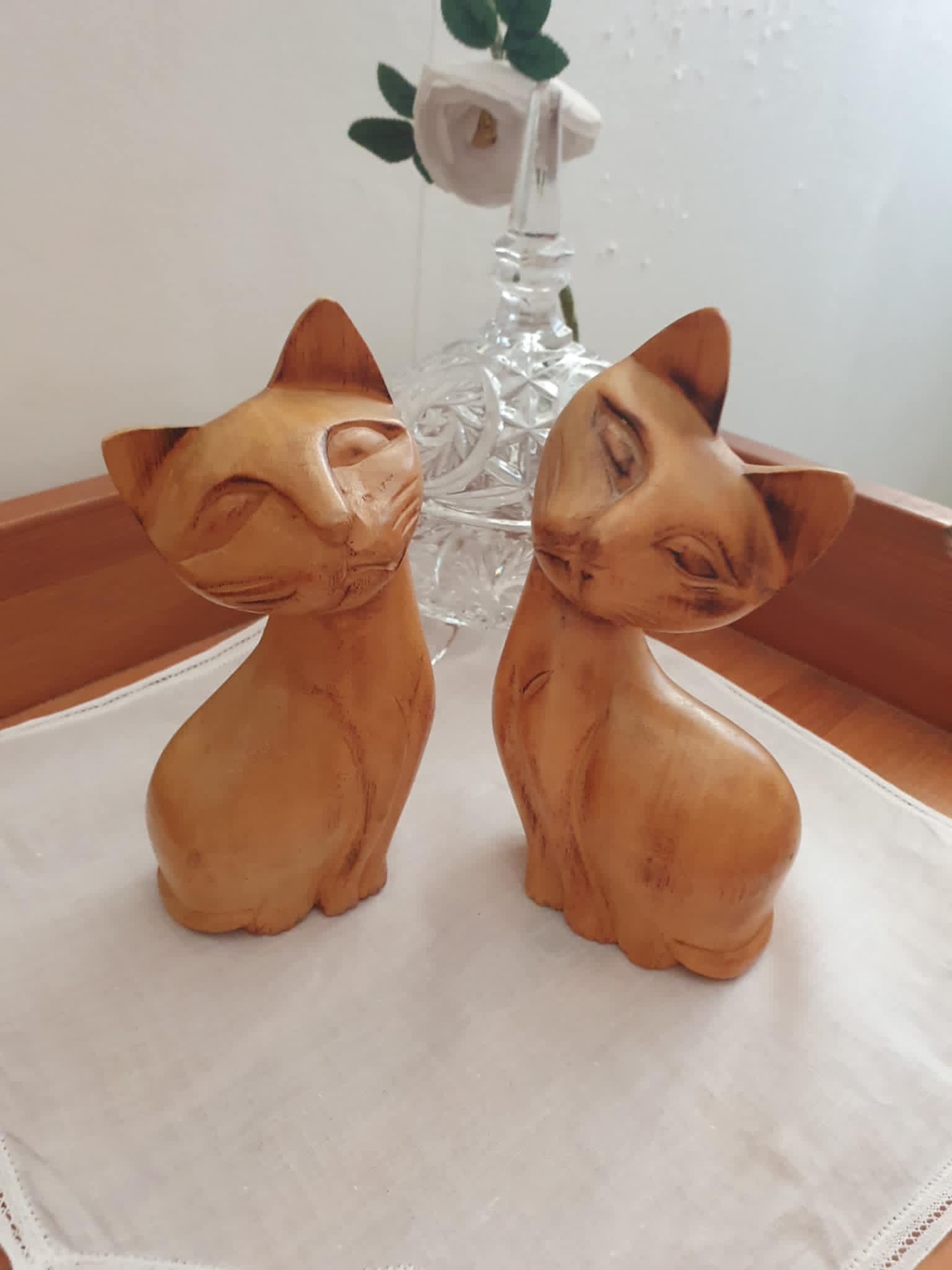  Duo de chats sculptés en bois 