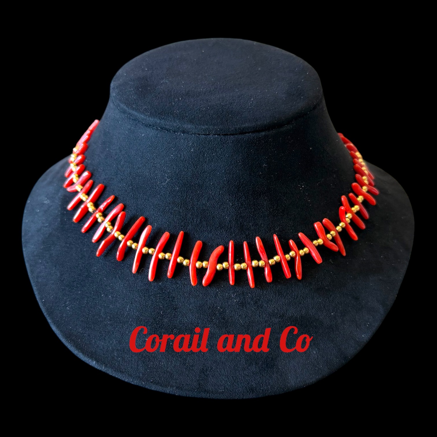  B) Collier ras du cou corail et perles en acier inoxydable  dorées