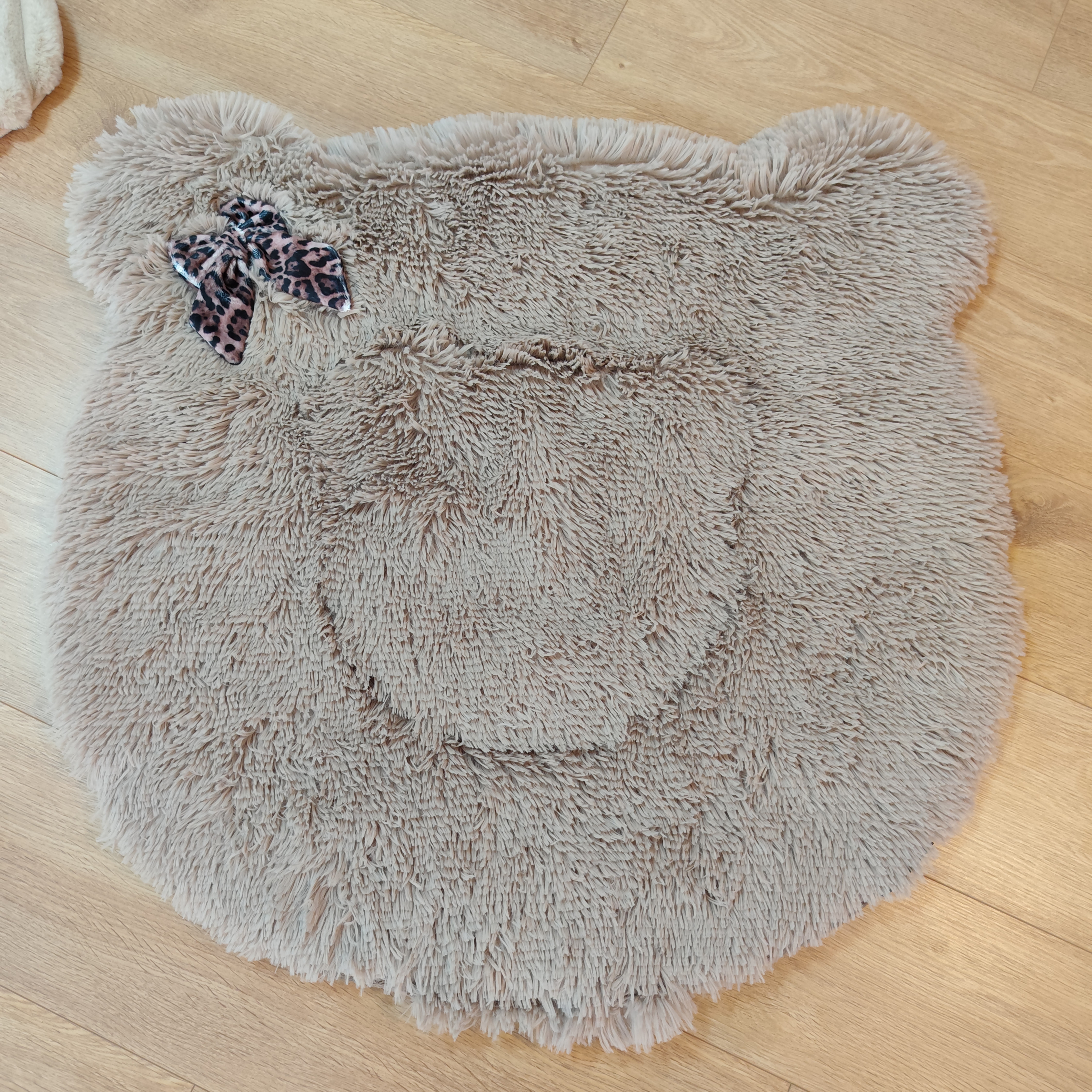 Tapis Ours La Danse des Saisons Mocca Noeud Léopard