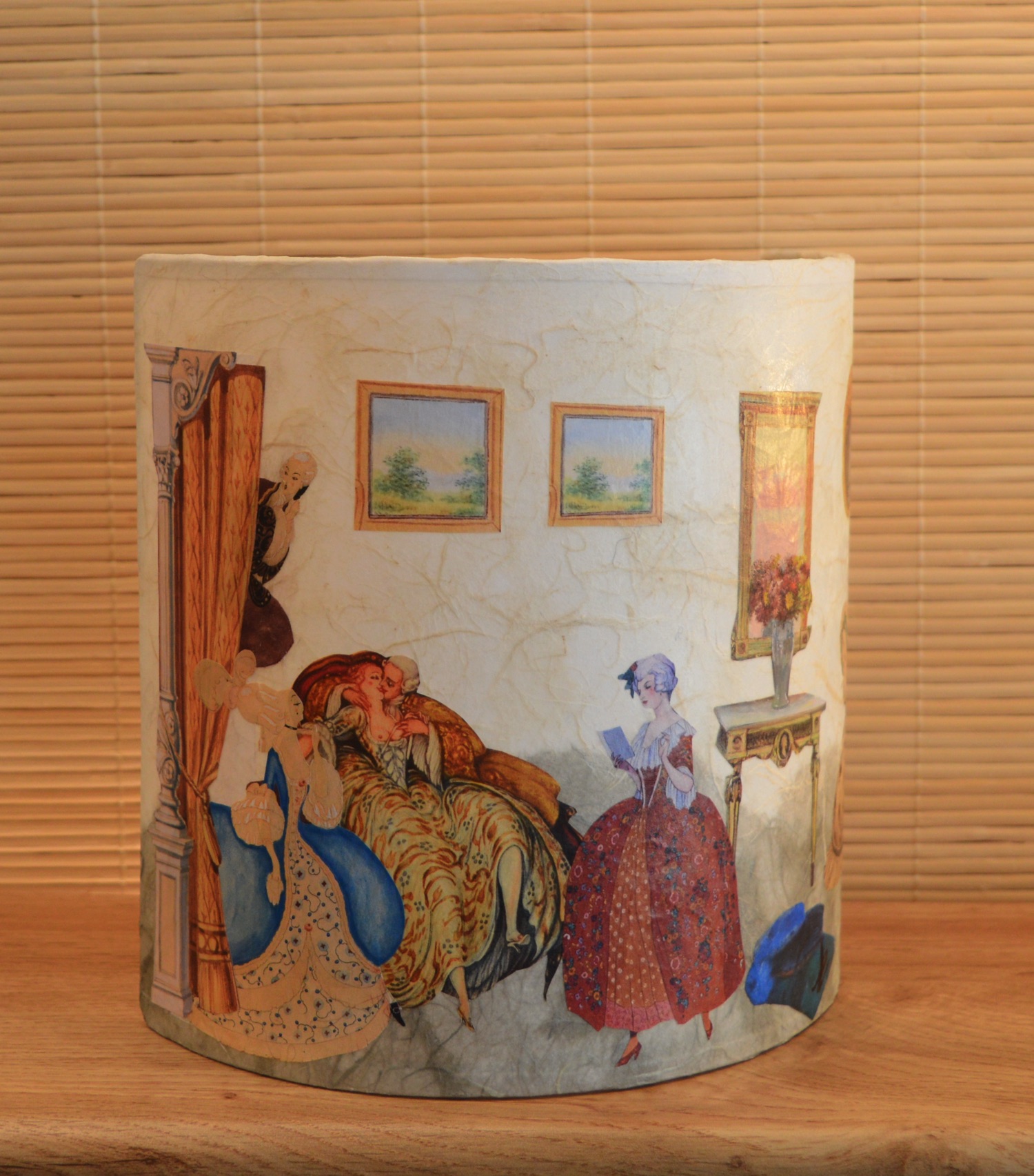 Applique pagode. La marquise au salon.