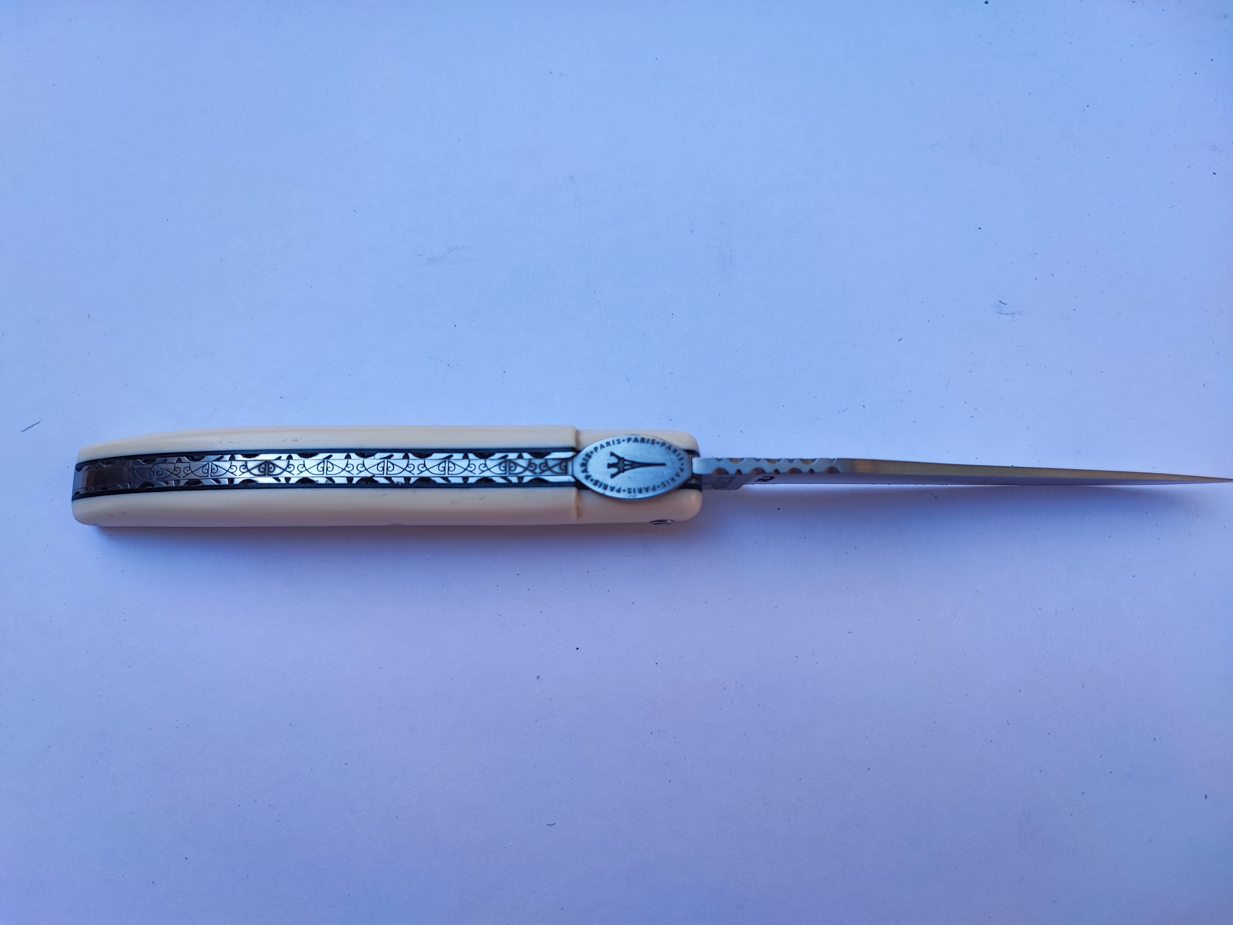 Laguiole en Aubrac, 12cm tour Eiffel, elforyn, platines inox et entretoises noires