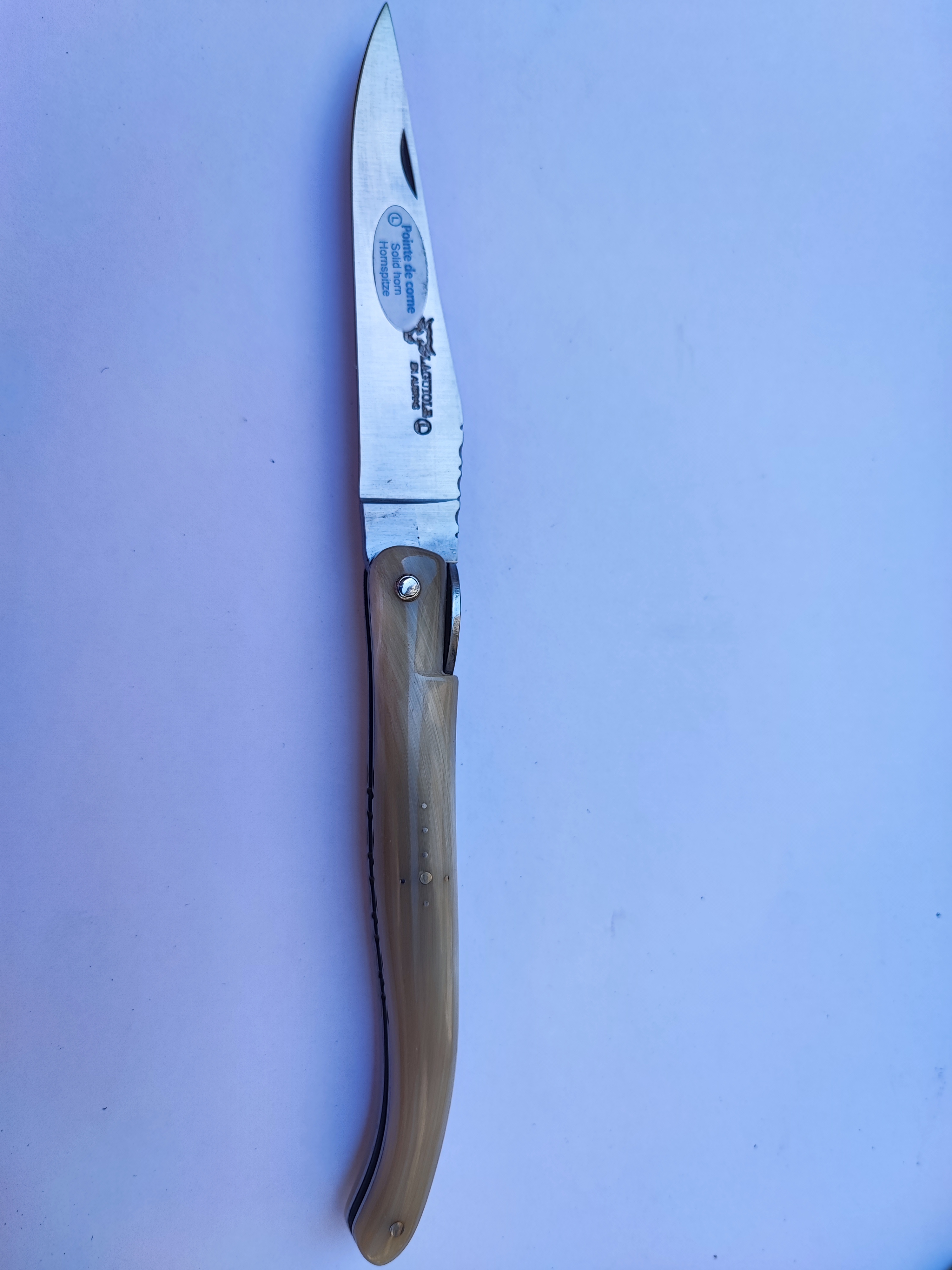 Laguiole en Aubrac, 12cm tour Eiffel, pointe de corne blonde et platines inox