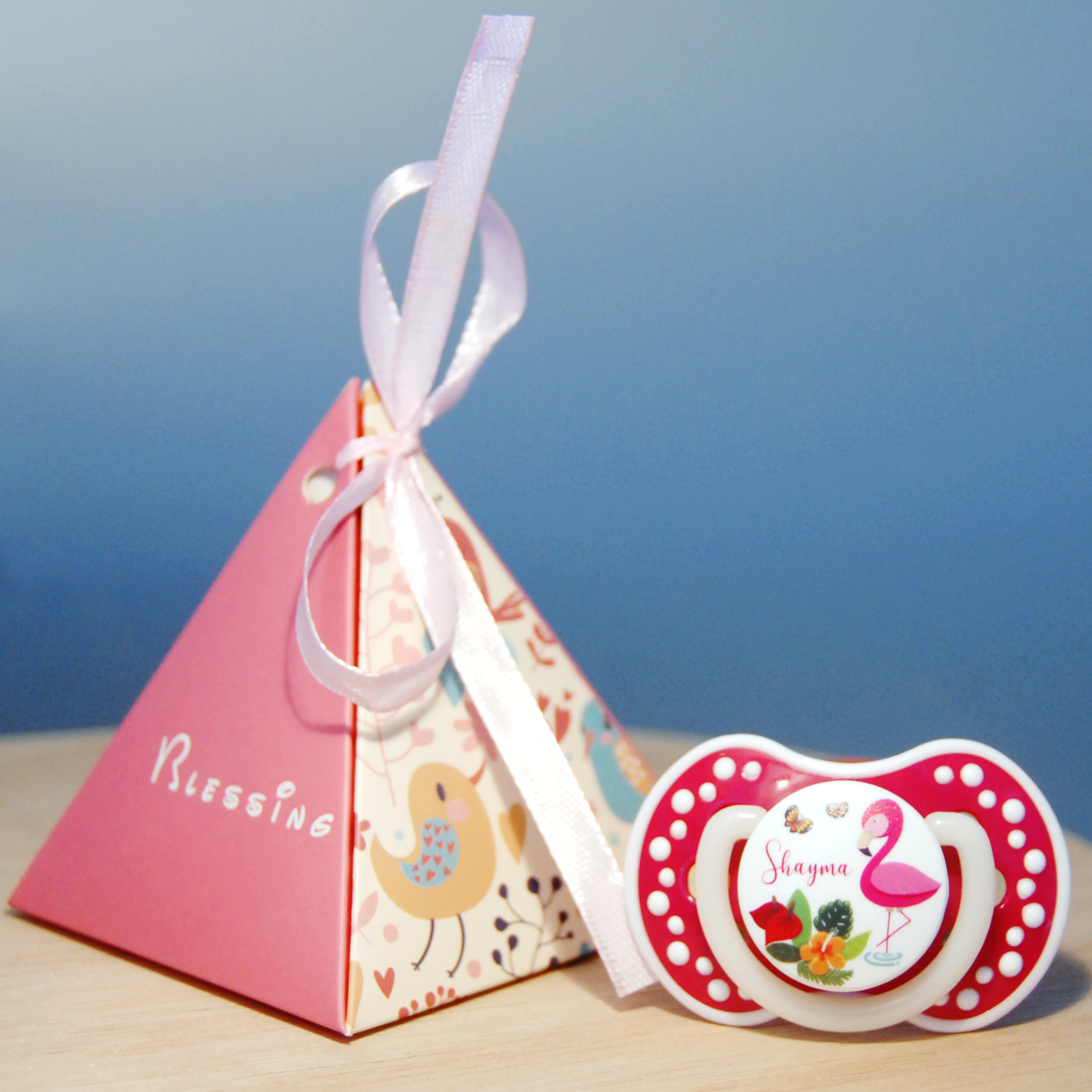 mini boite cadeau triangle pour tétine