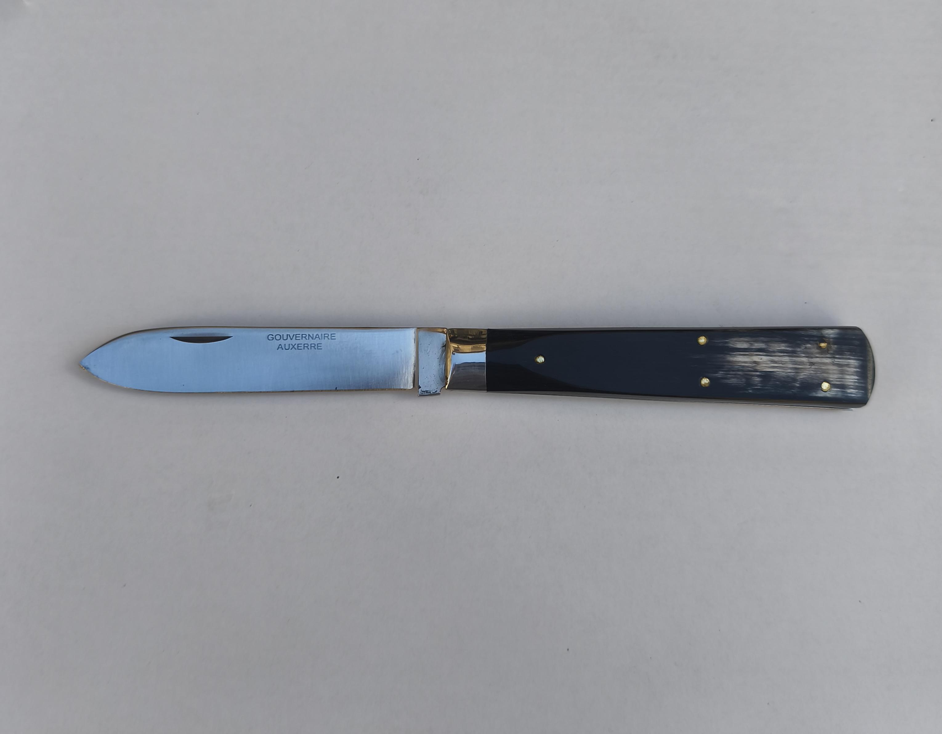 couteau Pradel, lame acier, talon carré, manche corne 11 cm