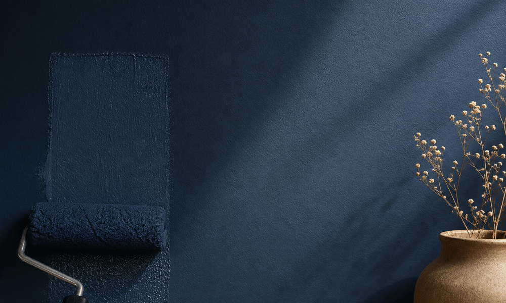 Mur bleu profond dans un int&eacute;rieur lumineux associ&eacute; au bois naturel