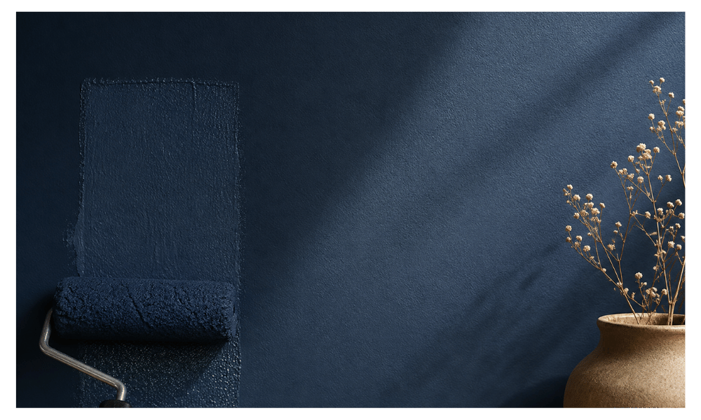 Mur bleu profond dans un int&eacute;rieur lumineux associ&eacute; au bois naturel