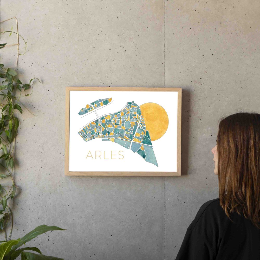 Affiche d'Arles expos&eacute;e au mur, une jeune femme la regardant