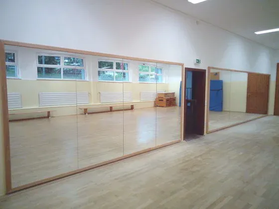 Salle de pilates ou de fitness avec miroirs