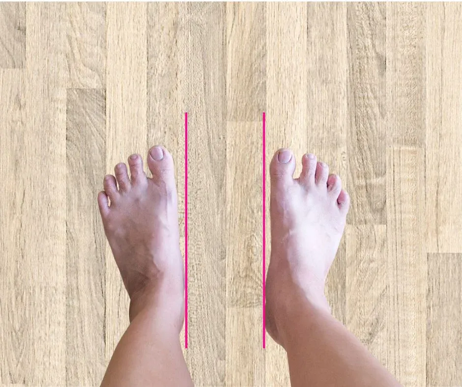 En Pilates, on peut s'aider des lames de parquet pour placer les talons sous les hanches