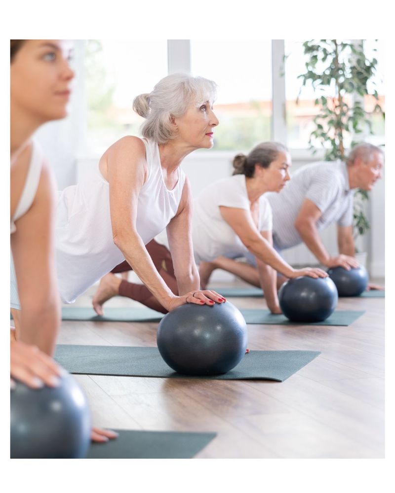 cours de Pilates avec personnes de tout &acirc;ge