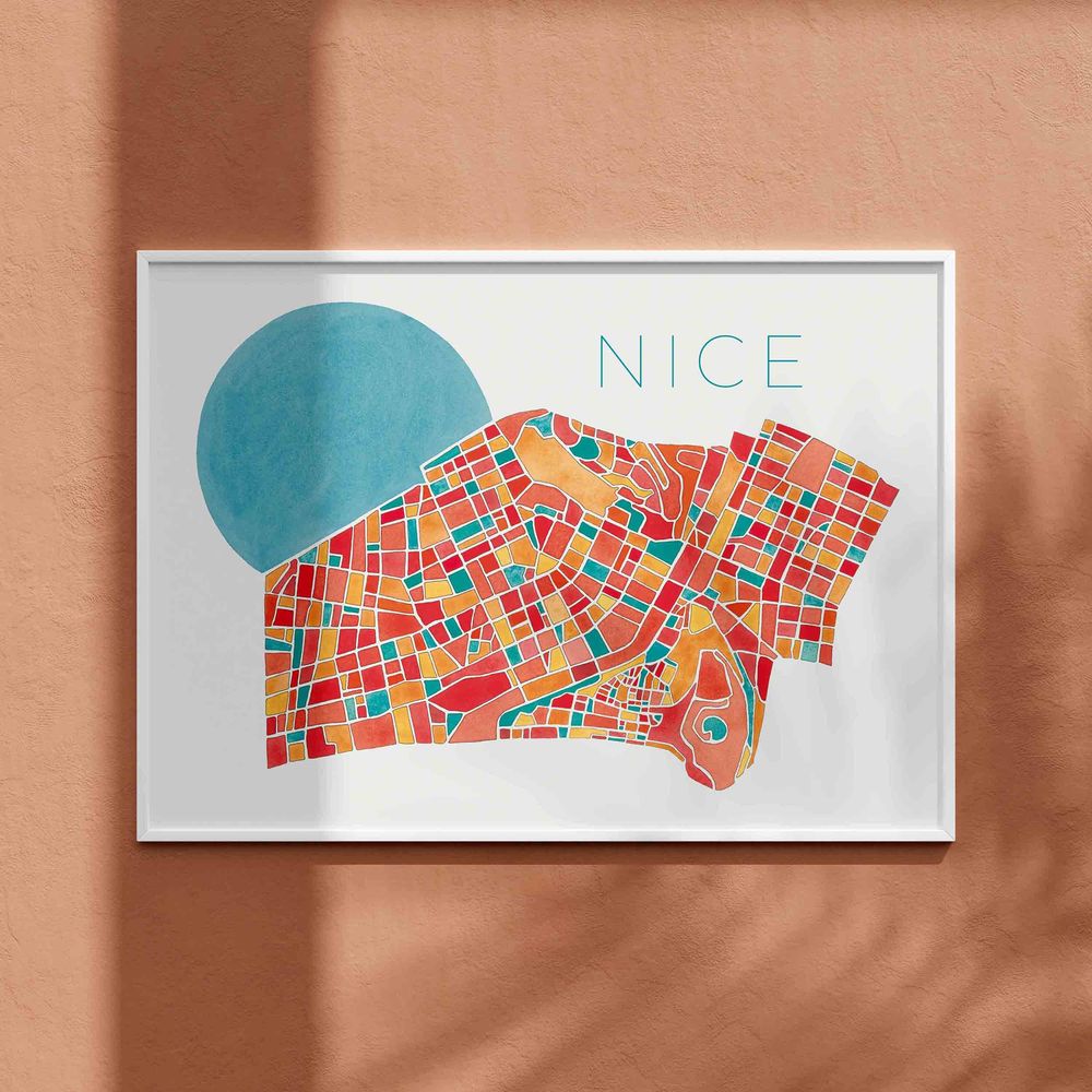 Affiche de Nice encadr&eacute;e, sur un mur terracotta