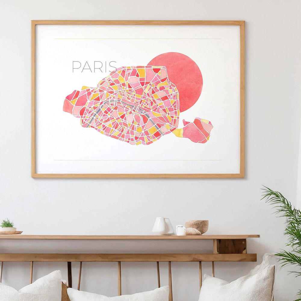 Affiche de Paris au mur d'un salon lumineux