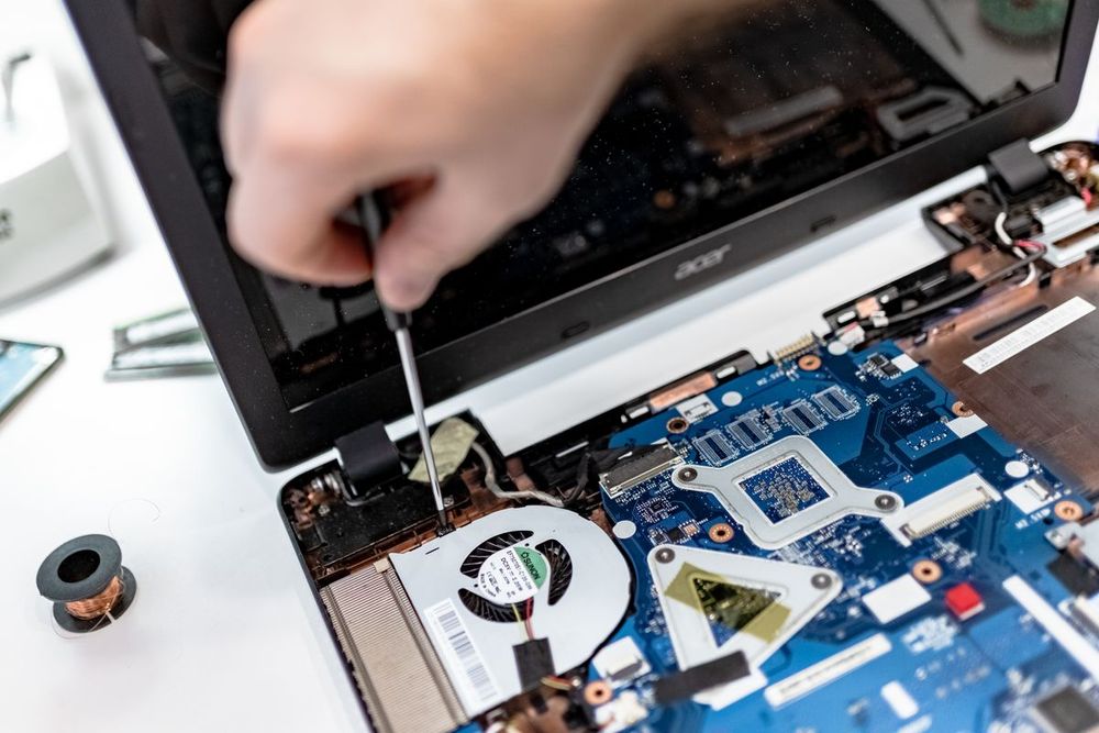 Diagnostic d’un ordinateur portable ancien : examen des composants avant réparation ou remplacement