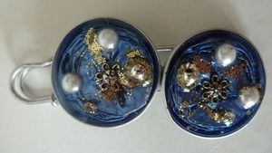 Cap broche bleu