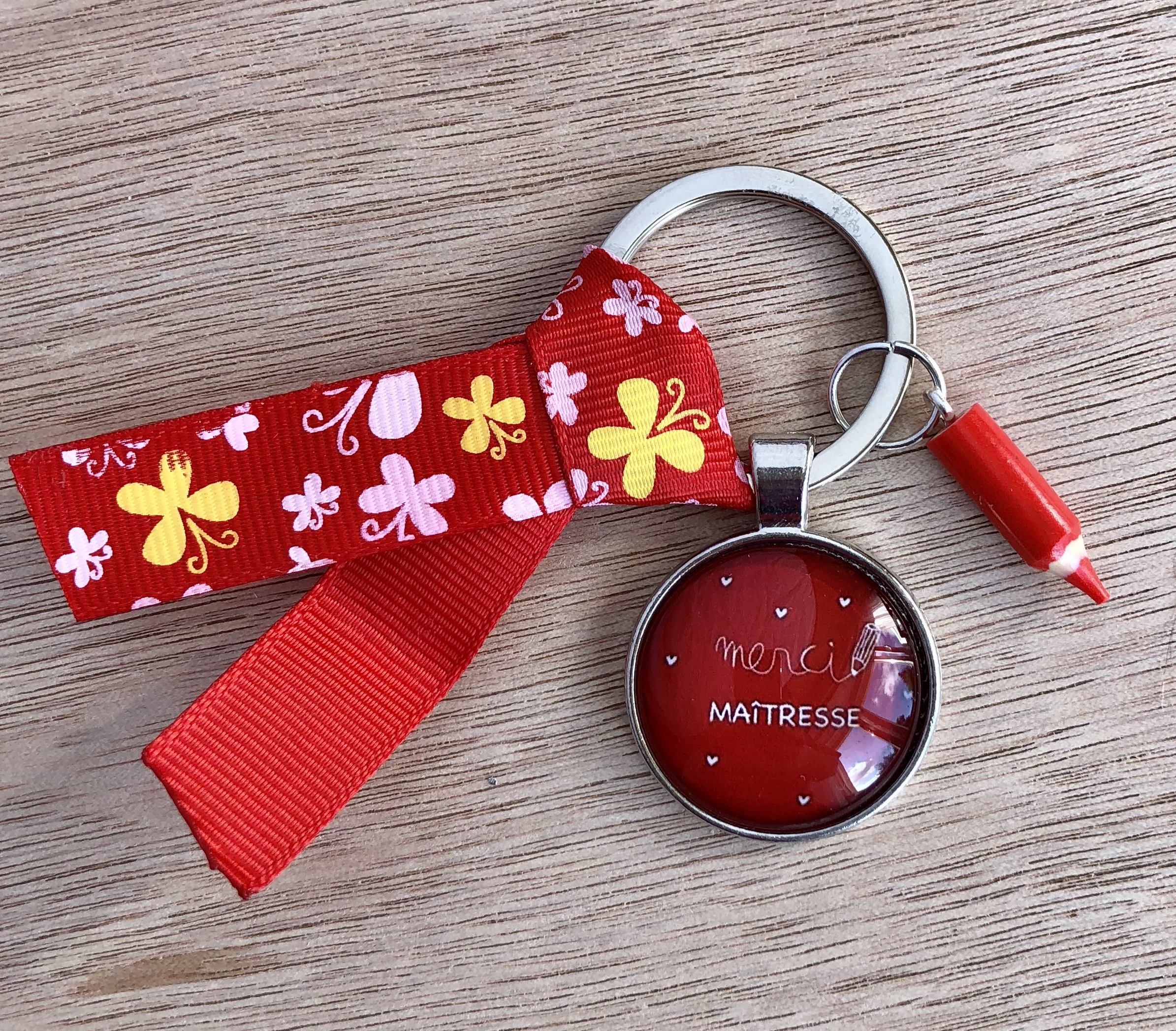 Un Porte clé merci maitresse rouge crayon