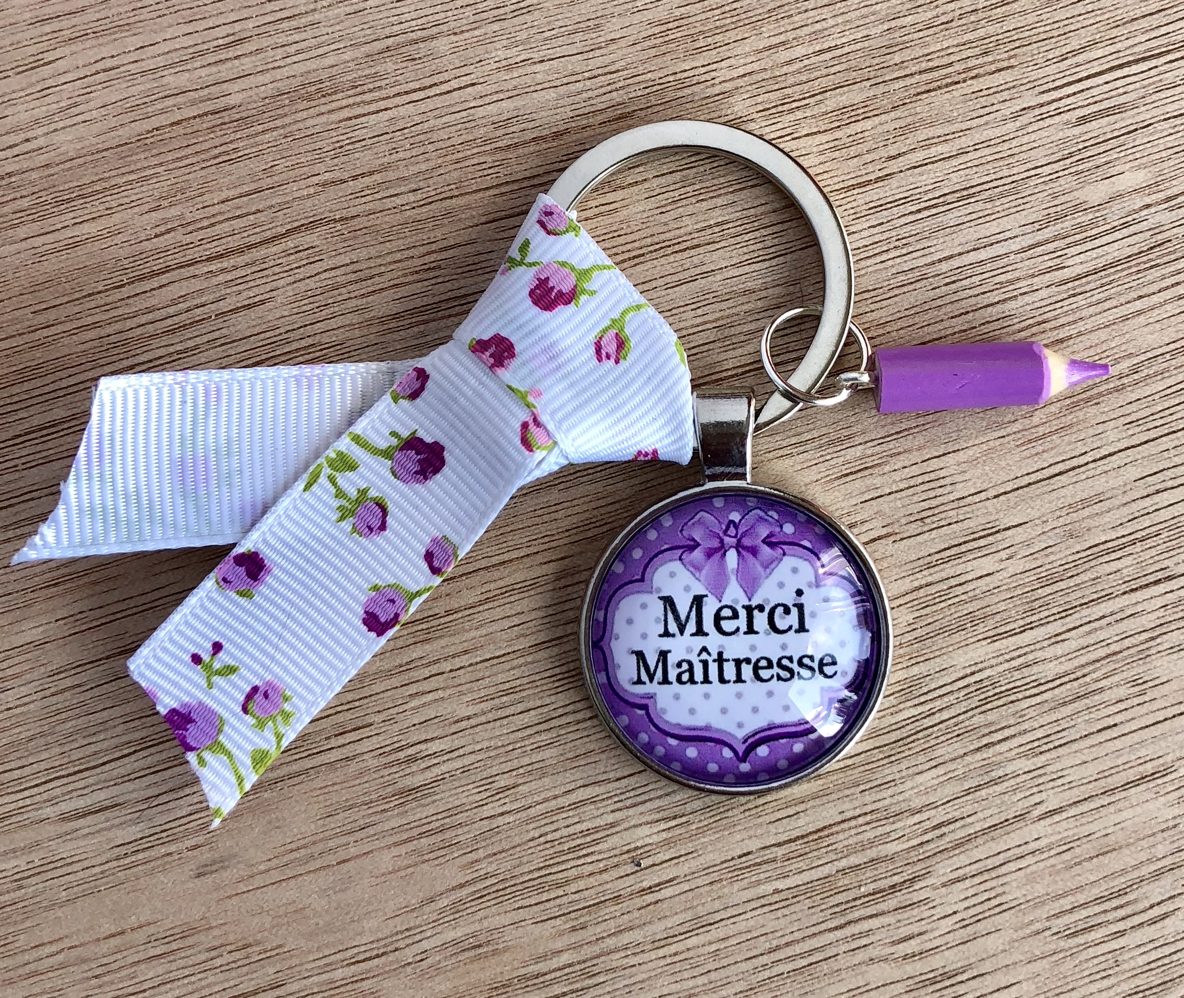 Un Porte clé merci maitresse noeud lilas